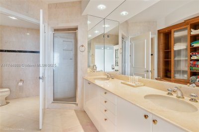Comprar apartamento no Club Tower Two 705/805
