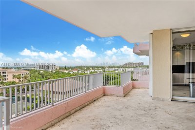 Comprar apartamento no Club Tower Two 705/805