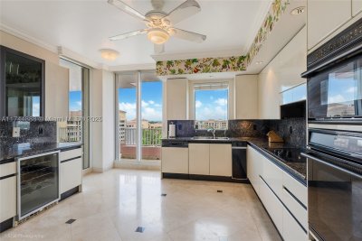 Comprar apartamento no Club Tower Two 705/805