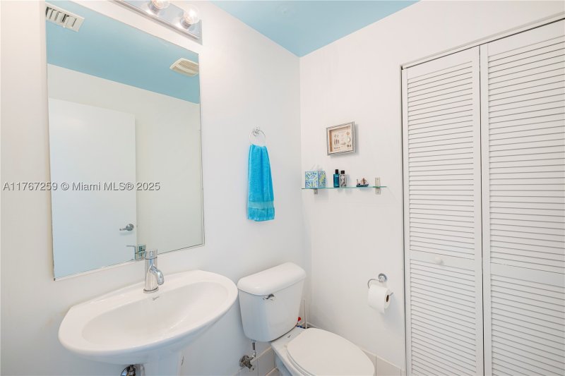 Condo for sale at Marina Blue 4306