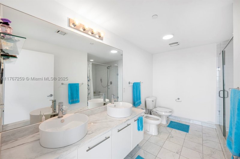 Condo for sale at Marina Blue 4306