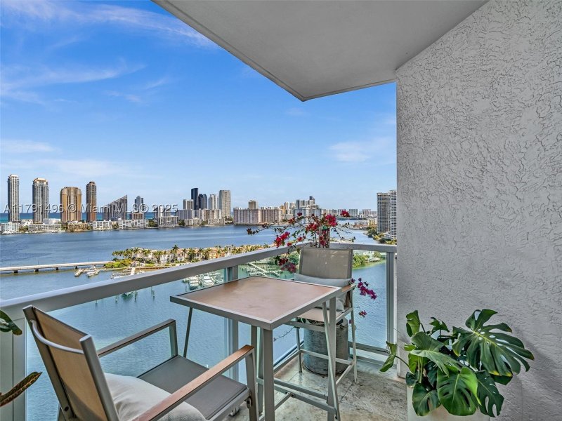 Condo for sale at Peninsula I 2102