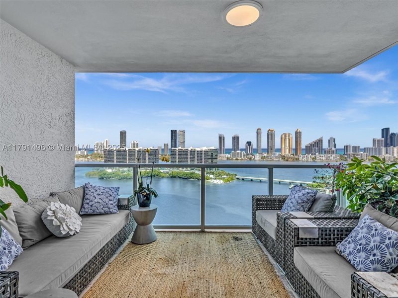 Condo for sale at Peninsula I 2102