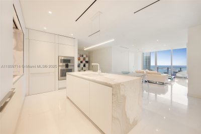 Comprar apartamento no Aston Martin Residences 5205W