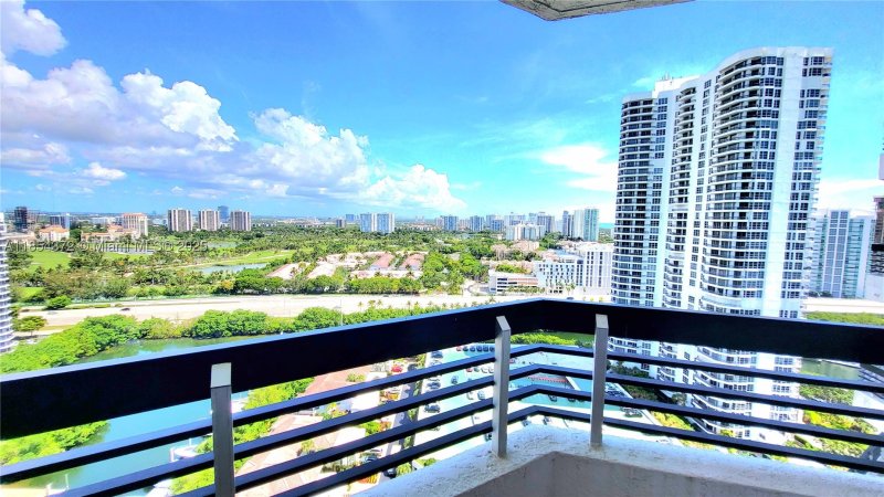 Condo for sale at Mystic Pointe 500 2508