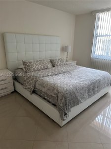 Aluguel de apartamento no The Wave Condo 1538