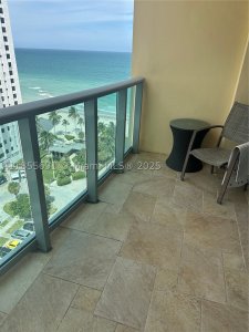 Aluguel de apartamento no The Wave Condo 1538