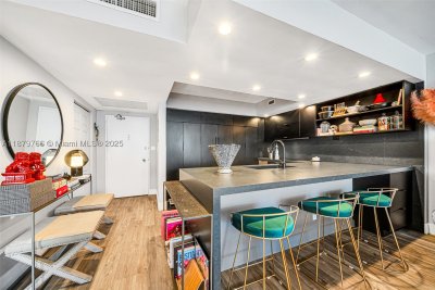 Comprar apartamento no 5600 Collins 12E