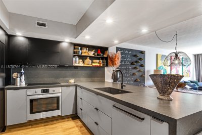 Comprar apartamento no 5600 Collins 12E