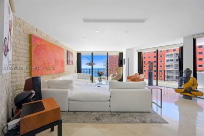 Villa Regina Apt #2005