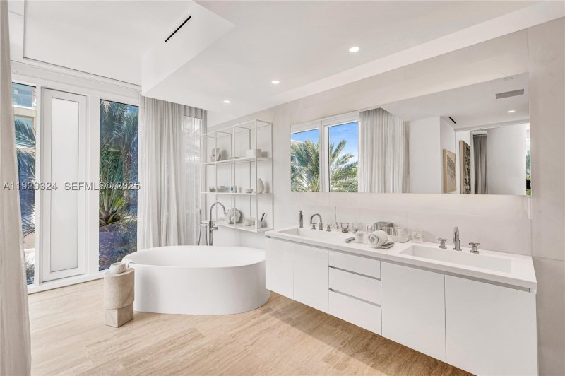 Comprar apartamento no The Surf Club Four Seasons Condo & Hotel N-322
