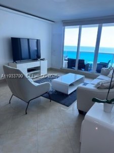 Alquiler de apartamento en Roney Palace 1025