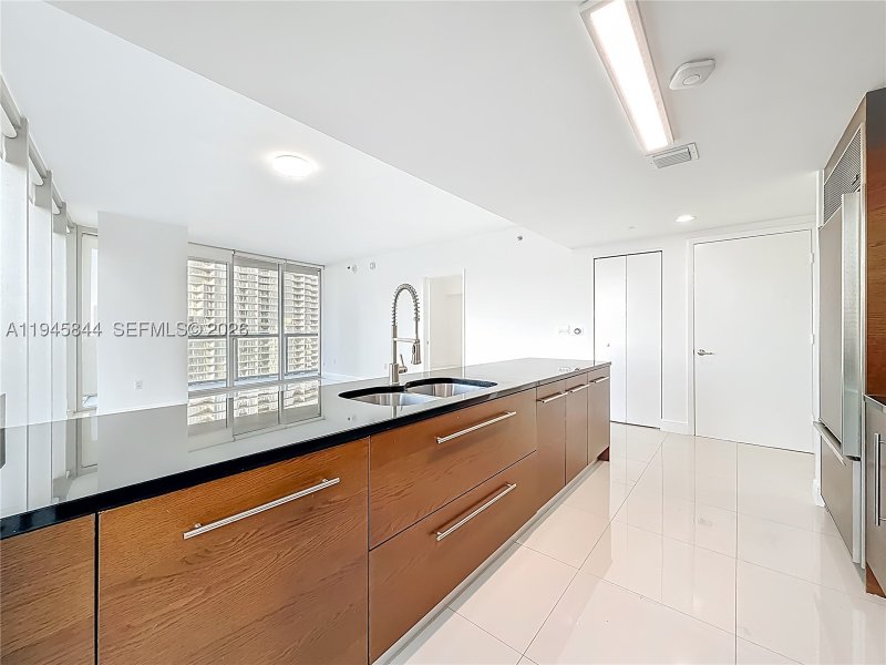 Condo for sale at Icon Brickell Tower I 4215