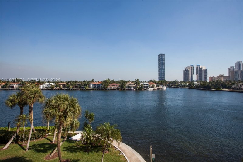 Comprar apartamento no Turnberry Isle 4H