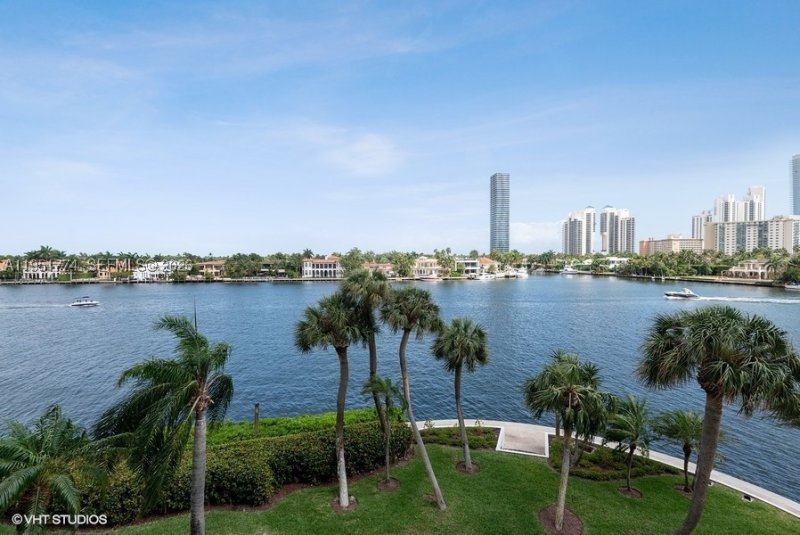 Comprar apartamento no Turnberry Isle 4H