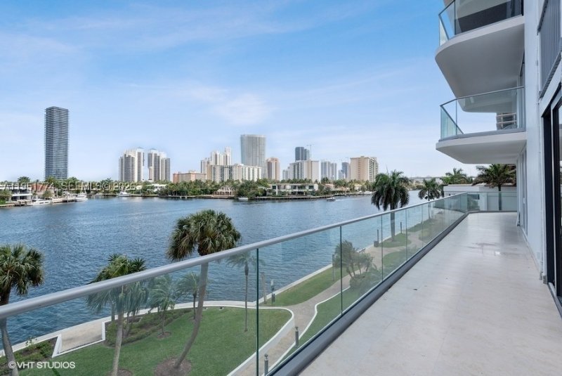 Comprar apartamento no Turnberry Isle 4H