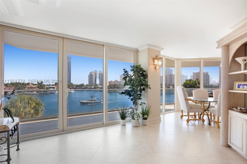 Comprar apartamento no Turnberry Isle 4H