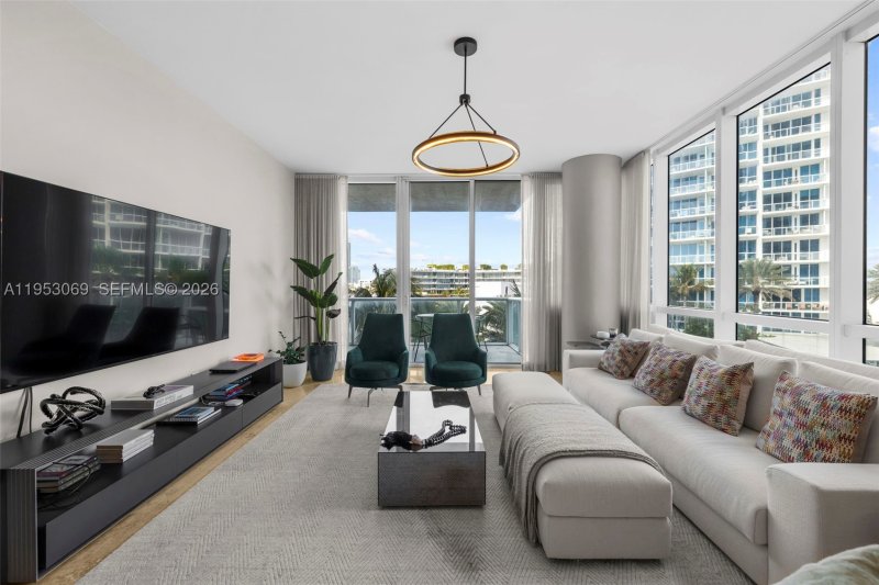 Condo for sale at Continuum I South 510