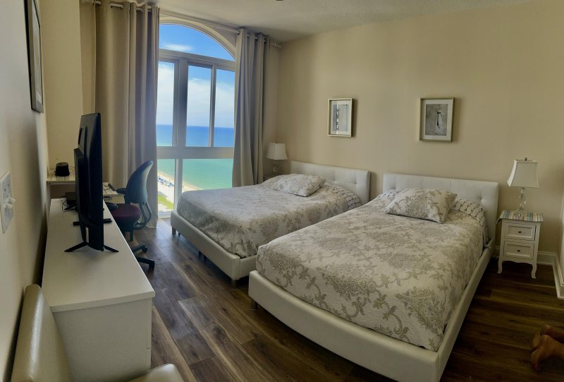 Apartment for rent at 2080 Ocean Drive Ph8