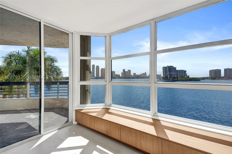 Condo for sale at Mystic Pointe 500 415