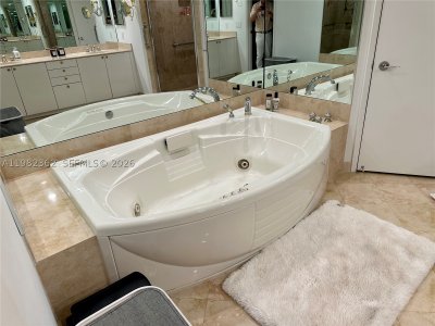 Aluguel de apartamento no Club Tower Two 803