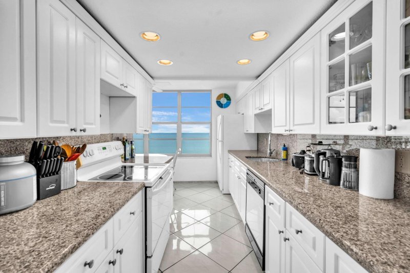 Apartment for rent at Plaza South 14f