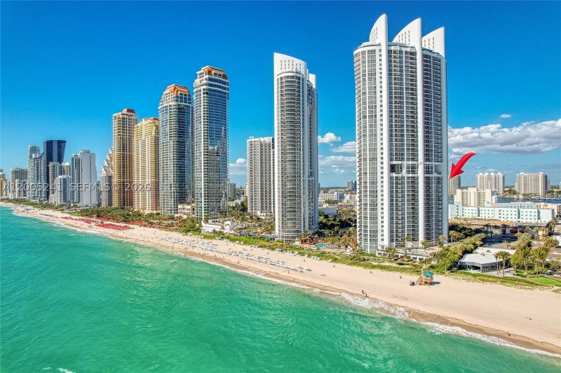 Condo for sale at Trump Royale 1701