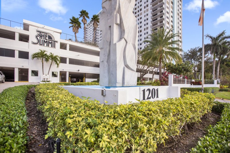 Condo for sale at The Summit 2509s