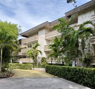 Villa Capri Apt #301