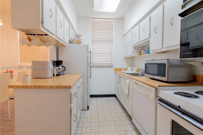 Condo for sale at Winston Towers L12