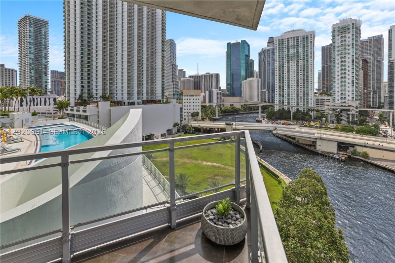 Comprar apartamento en Mint at Riverfront 1201