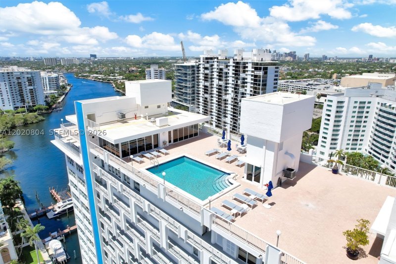 Condo for sale at Sunrise East 17E