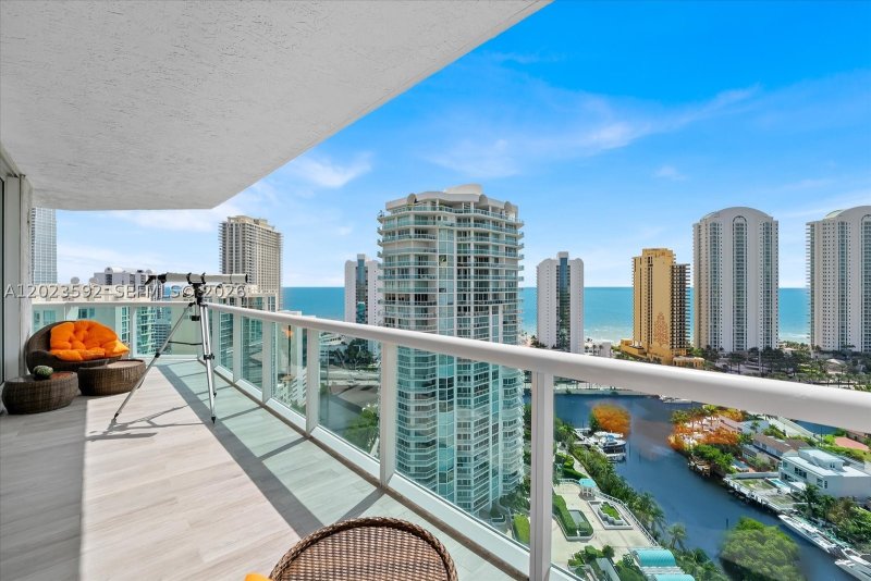 Condo for sale at Oceania 5 2451