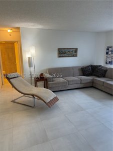 Comprar apartamento en Mystic Pointe 300 208