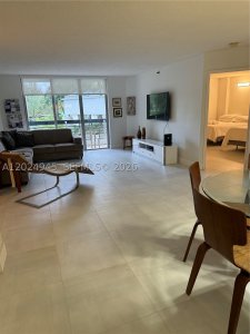 Comprar apartamento en Mystic Pointe 300 208