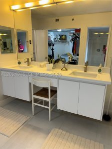 Comprar apartamento en Mystic Pointe 300 208