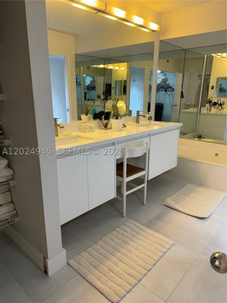 Comprar apartamento en Mystic Pointe 300 208