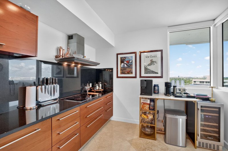 Condo for sale at Las Olas Beach Club 1706