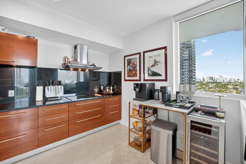Condo for sale at Las Olas Beach Club 1706