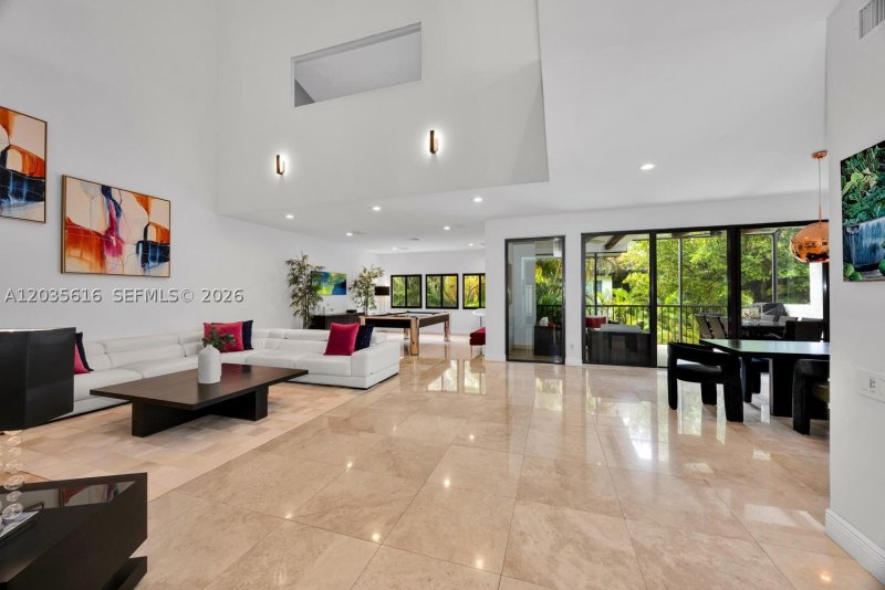 apartamentos a venda no L Hermitage Coconut Grove
