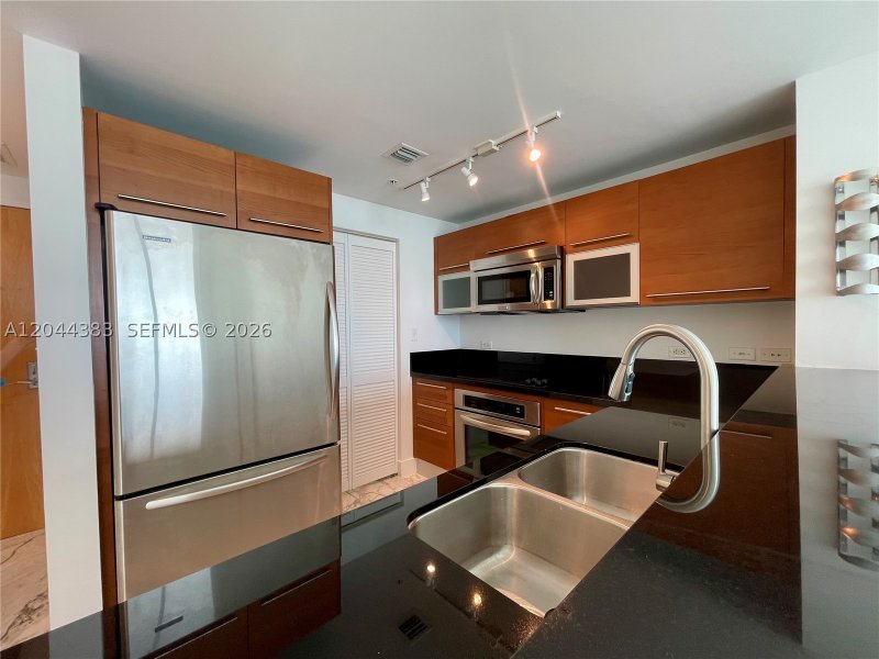 Apartment for rent at Vizcayne South Tower 2409