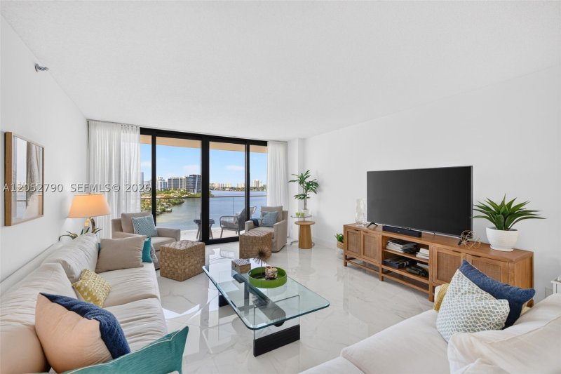 Condo for sale at Williams Island 2800 904