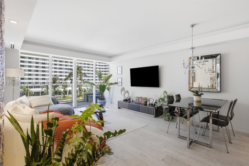 Condo for sale at 5600 Collins 5A