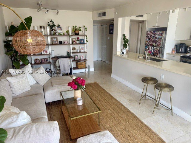 West Bay Plaza Apt #906