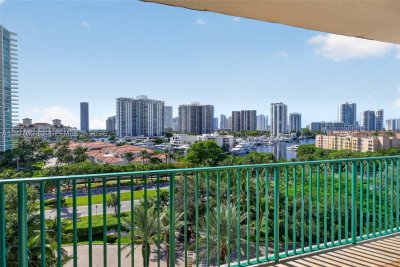 Comprar apartamento no Turnberry Village South 805