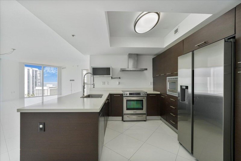 Condo for sale at Marbella Tower 2-1701