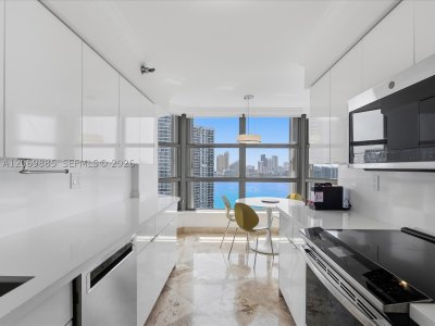 Comprar apartamento en Mystic Pointe 600 2001