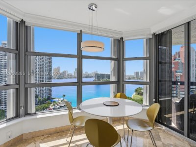 Comprar apartamento en Mystic Pointe 600 2001