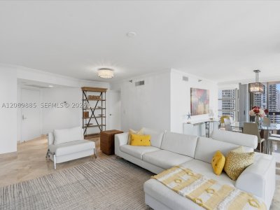 Comprar apartamento en Mystic Pointe 600 2001