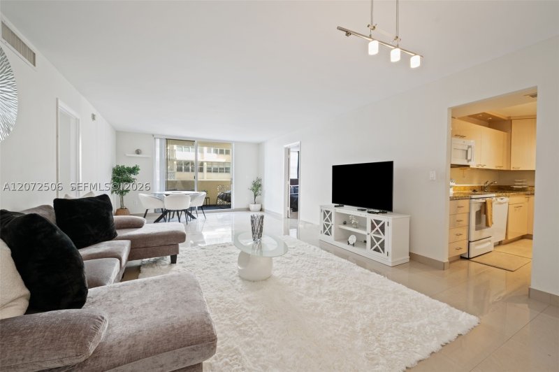 Condo for sale at Plaza Towers North 809
